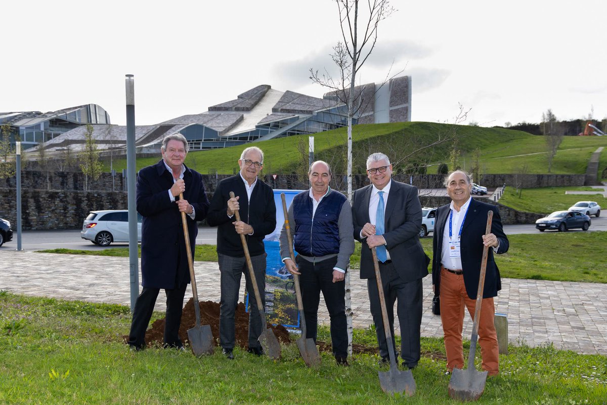 UEC_cycling's tweet photo. ๐ณ Our commitment to the environment continues with UEC Forest tree 42 in Santiago de Compostela (Esp) where the UEC Congress will take place on Sunday.
๐บ๏ธ #UECForest map and info > https://t.co/QmzaWHtqsA https://t.co/cDk2jGi1ZR