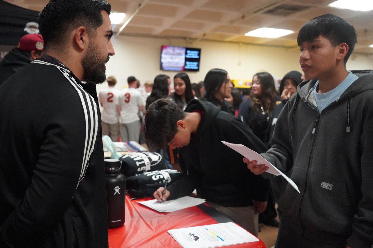 Future Eagle Night at Estancia was amazing! With more than 500 in attendance parents and students learned about classes, sports, CTE programs, clubs and more at the newly designated #CaliforniaDistinguishedSchool - It's a great time to be an Eagle! #NMUSD #InspireEducateElevate