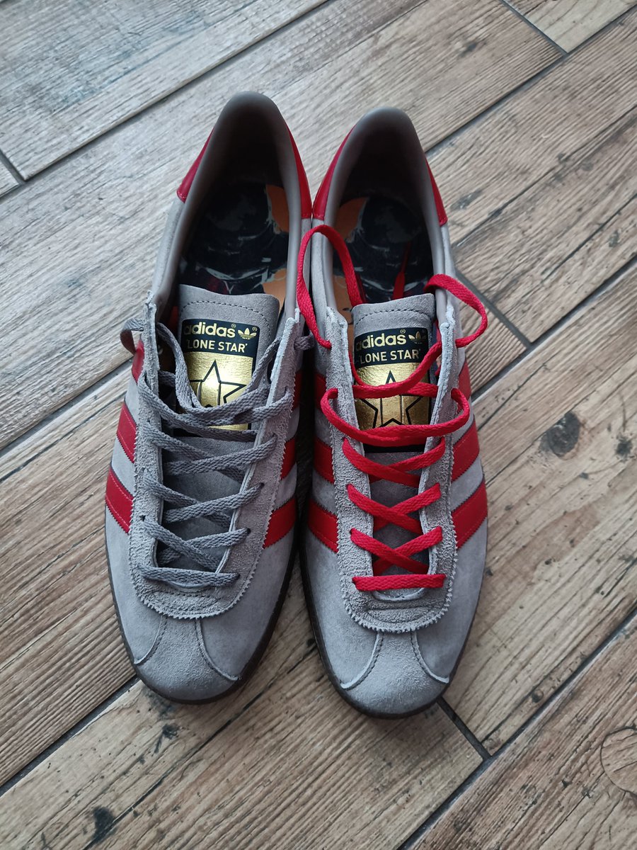 monkeymanone's tweet image. Big shout out to @pcr123 who dug out a pair of (alternative) laces for the Lone Star. Refused to take any money (annoyingly) but I think they add to the shoe. Top Fella. I took the photo before I changed both shoes🙄
@adiFamily_ @man_savings