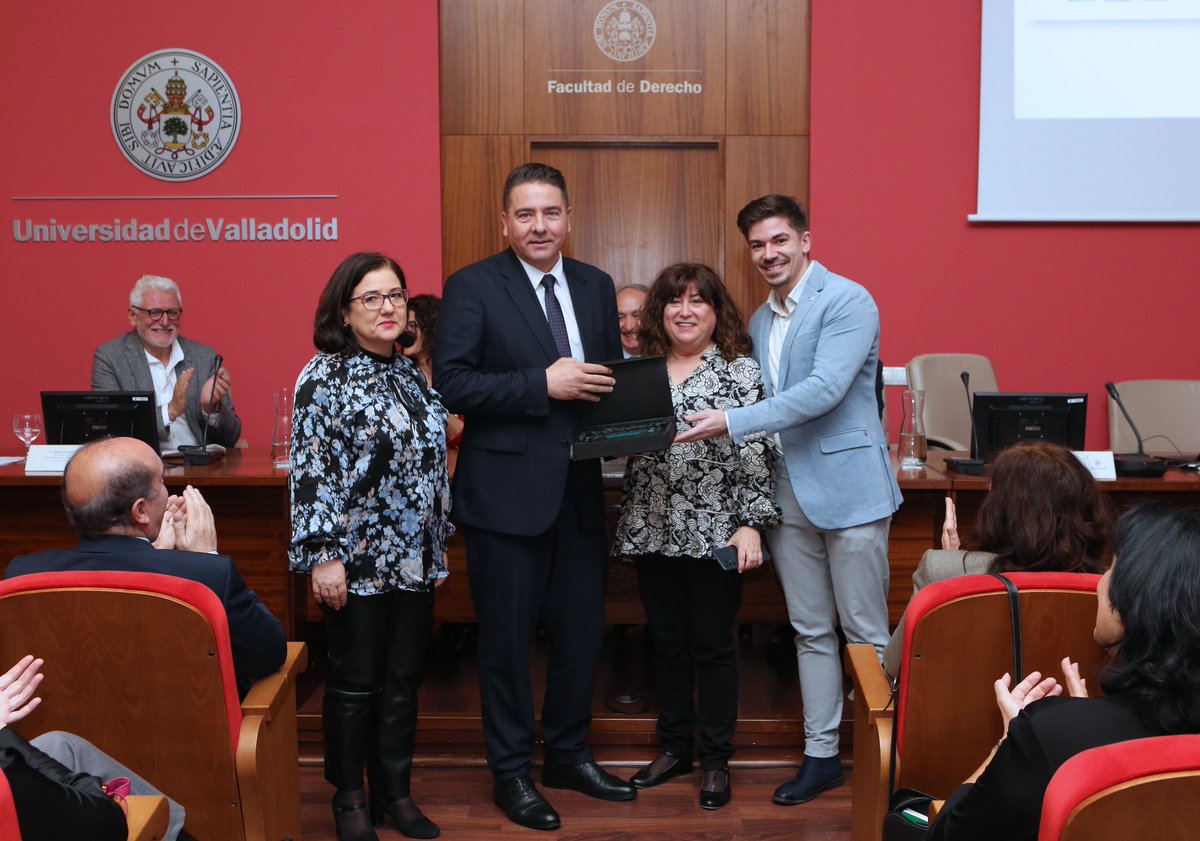RagaEsp's tweet photo. 🏆Reconocer las mejores prácticas en #transparencia es clave para inspirar a otras Administraciones e impulsar un cambio positivo.

📸Con ese propósito organizamos las Distinciones #AUDAZ 2023 que hoy hemos entregado en la @UVa_es.

👏¡Enhorabuena a todas las galardonadas! https://t.co/WA0y3mu3ej