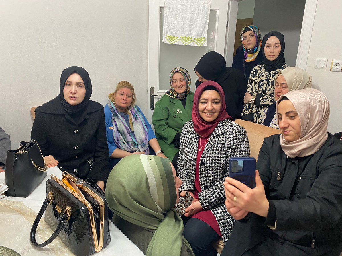 akkadinbeykoz's tweet photo. İBB Başkan Adayımız Sayın @murat_kurum 'un kıymetli eşi Şengül Kurum ile Yavuzselim mahallemizde hanımlarımızın sohbetine icabet ettik.
 
Tevazu, samimiyet ve gönül birliğiyle #Yenidenİstanbul diyeceğiz. https://t.co/Mt46MrBdTo