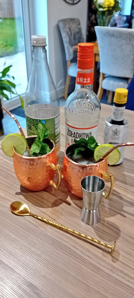 Friday Cocktail time. This week a classic Moscow Mule with an additional splash of bitters. #HappyFriday #CocktailHour #Binjuice 🍸