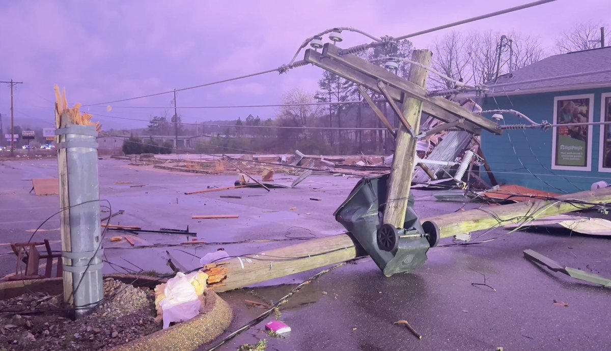 brianemfinger's tweet image. youtu.be/LeIewitriKA

Video from yesterdays storm chase and the tornado damage in Hot Springs Village @ToddYakoubian #arwx #arnews
