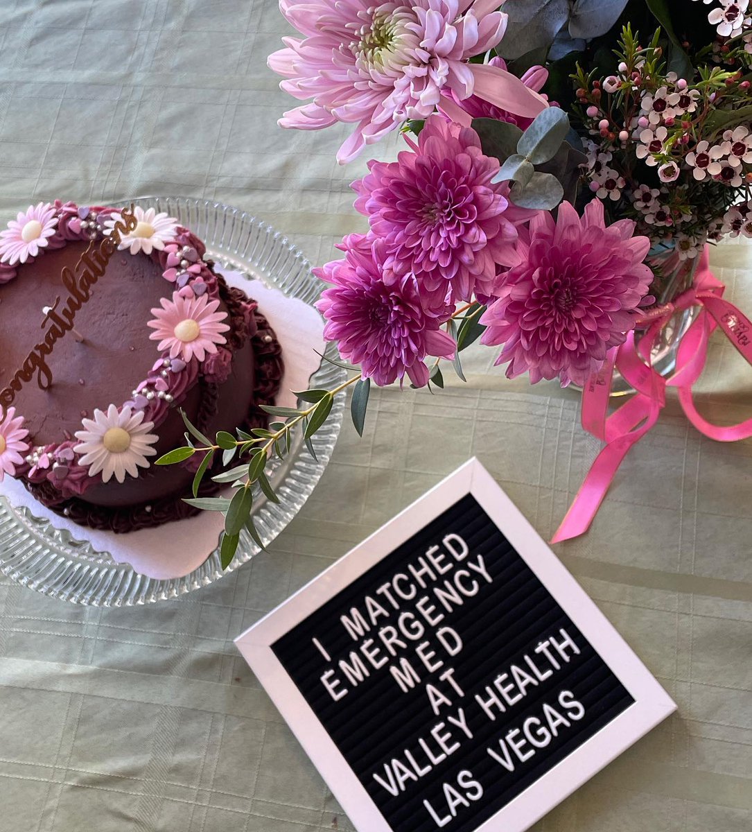 emresidents's tweet photo. 📷 by @living.sara: 🌸💐MATCH DAY RESULTS!! 💐🌸 I will be an emergency medicine resident at Valley Health in Las Vegas!! 🩺👩🏽⚕️💐#match2024 #iamem #emra #emrafamily #emresidents #acep #aaem #nyitcomar #nyitcomdo #lasvegas https://t.co/EQ9OW4EyI1