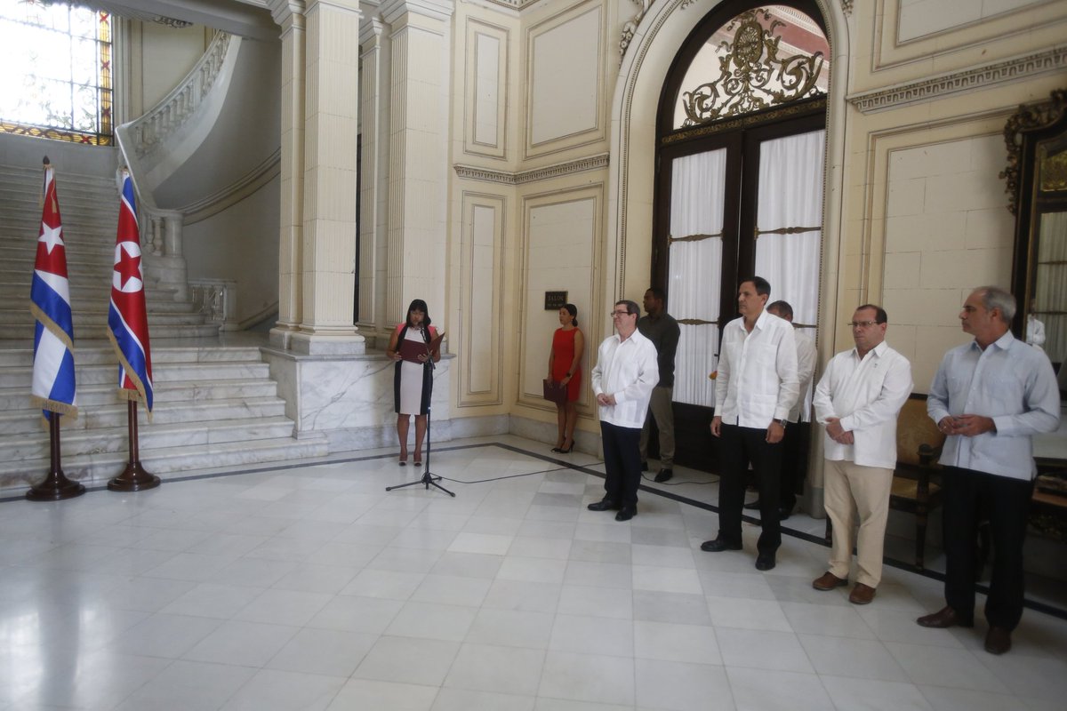 El embajador de la República Popular Democrática de Corea 🇰🇵 en #Cuba 🇨🇺, cro. Ma Chol Su, fue condecorado hoy con la “Medalla de la Amistad” por su notable labor en la promoción de las históricas relaciones partidistas, intergubernamentales y de cooperación entre ambas naciones.