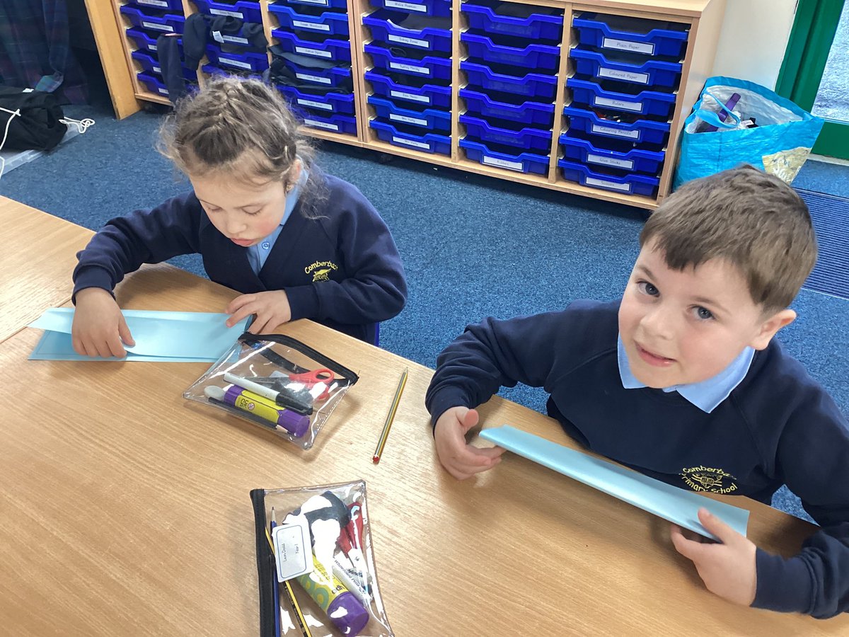 ComberbachMrsSW's tweet photo. Fabric, plastic, foil or paper.  Which boat would stay afloat the longest? Year 1 made some great predictions using their knowledge of materials…and the winner was…plastic! @ComberbachMissM #ComberbachScience https://t.co/0O1Y5dYJGc