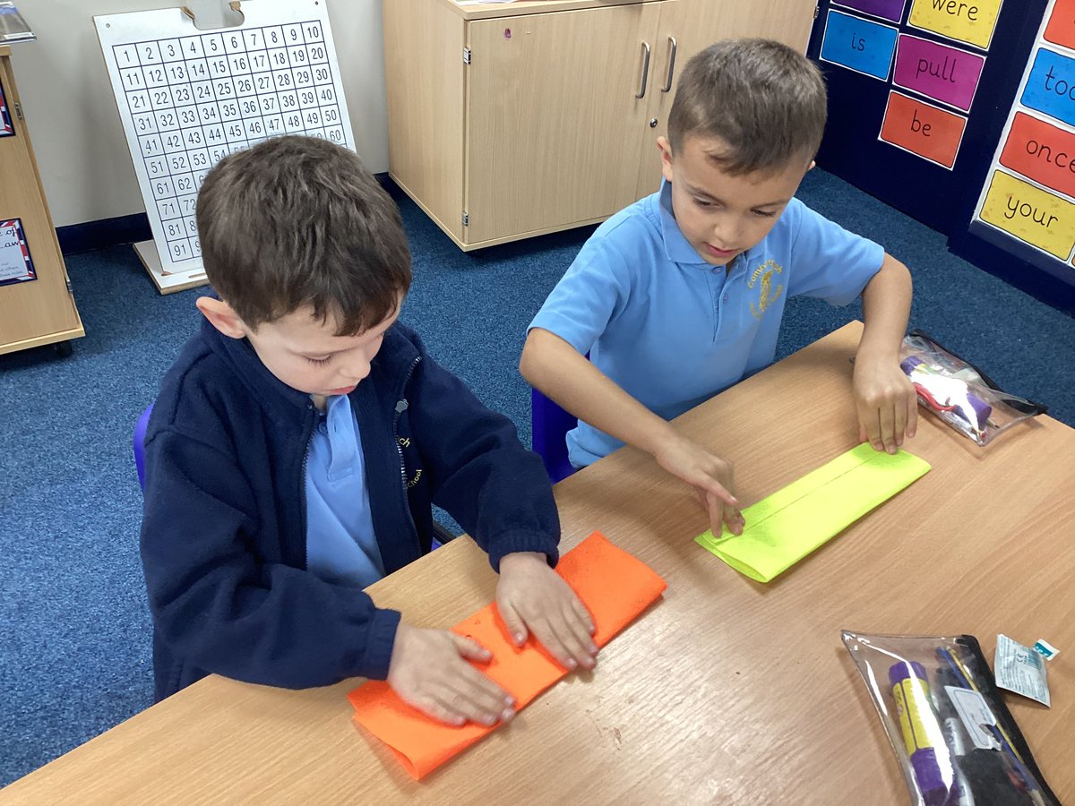 ComberbachMrsSW's tweet photo. Fabric, plastic, foil or paper.  Which boat would stay afloat the longest? Year 1 made some great predictions using their knowledge of materials…and the winner was…plastic! @ComberbachMissM #ComberbachScience https://t.co/0O1Y5dYJGc