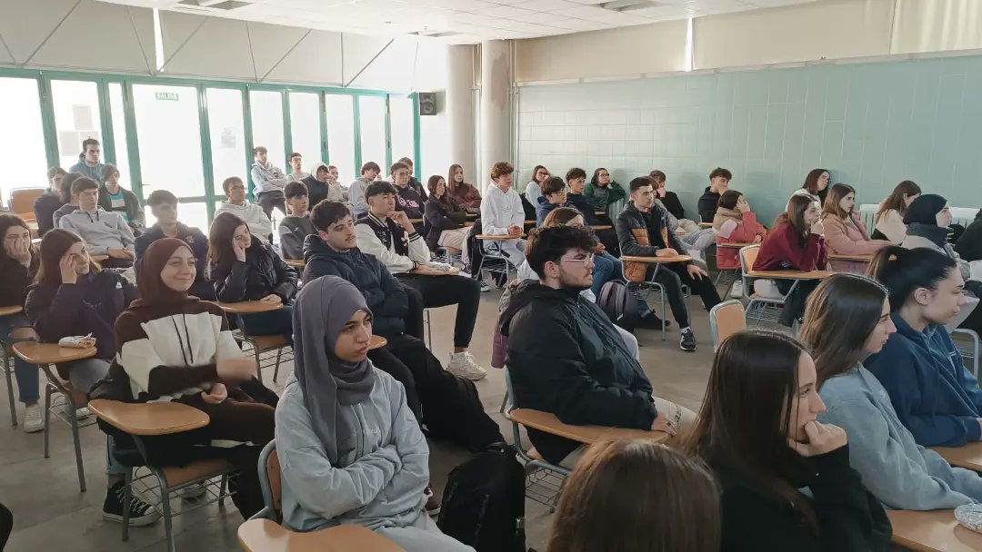 brochillop's tweet photo. Dilluns passat vam rebre Mariam Tórtola, professora de la Universitat de València i investigadora de l'IFIC del CSIC, la qual ens va oferir una xarrada sobre Astropartícules. Els alumnes de 1r i 2n del batx científic van gaudir d'aquesta xarrada. @MariamTortola @IFICorpuscular https://t.co/vG1TmmTT6G