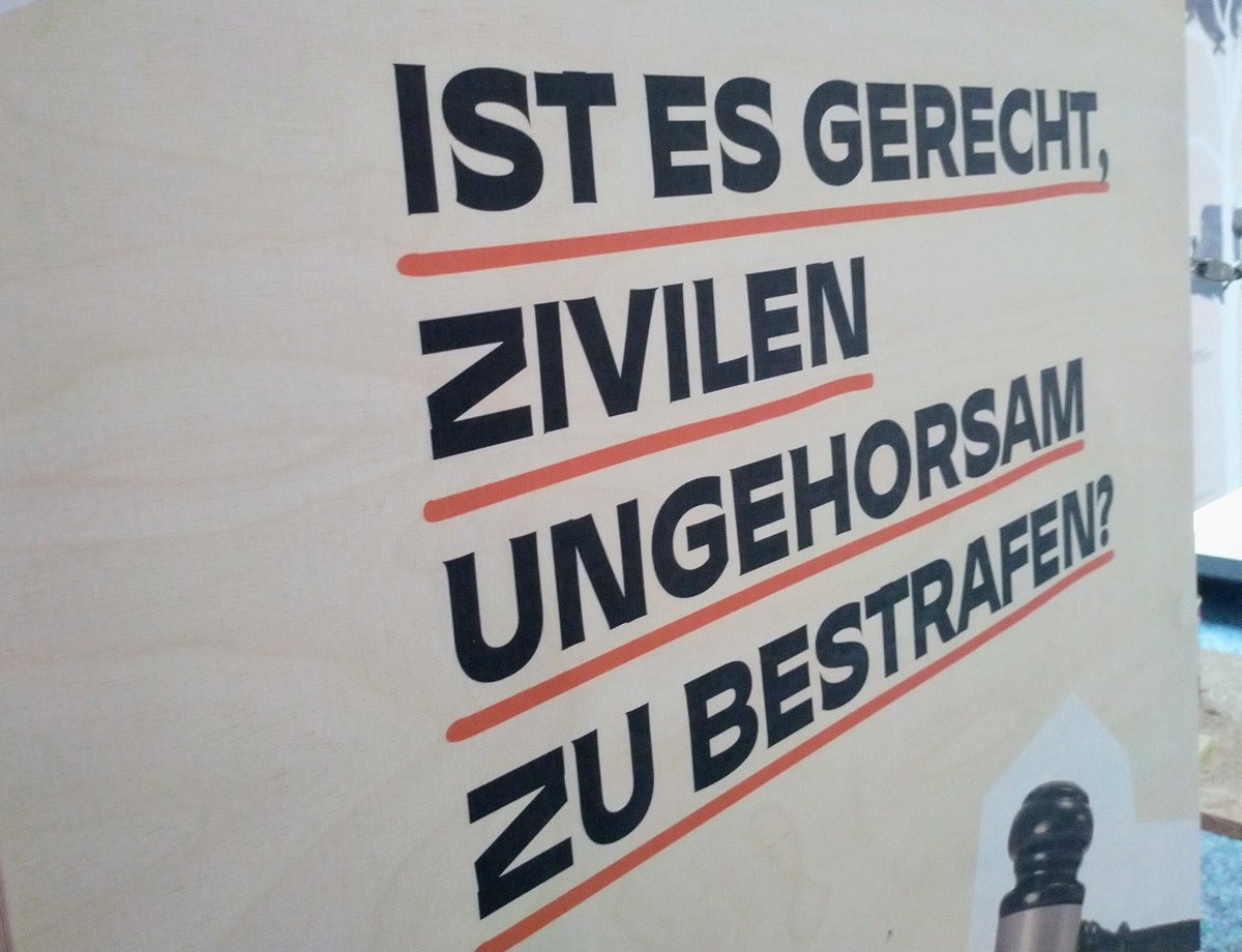 Wie weit darf #Klimaprotest gehen? 
Heute durfte ich die Masterarbeit "Auf die Straße“, eine Ausstellung über Klimaproteste, bewerten. 
Die Studierenden Anica Jacobsen &amp; Taisiya Starostina, FH Dortmund, haben fantastische Arbeit geleistet. 
Bis 24.3. in Dortmund, Hansastr. 6-10
