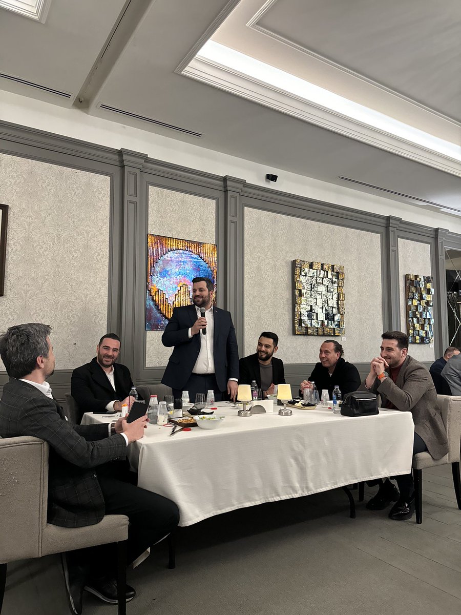 AtasehirAkGenc's tweet photo. 🙌SON 15...

31 Mart yerel seçimlerinde Ataşehir'de görev yapacak olan okul sorumlusu arkadaşlarımızla iftar yemeğinde bir araya gelerek,   seçim günü yapacaklarımızı paylaşarak, istişarelerimizi gerçekleştirdik. https://t.co/LHlbQZcJnO