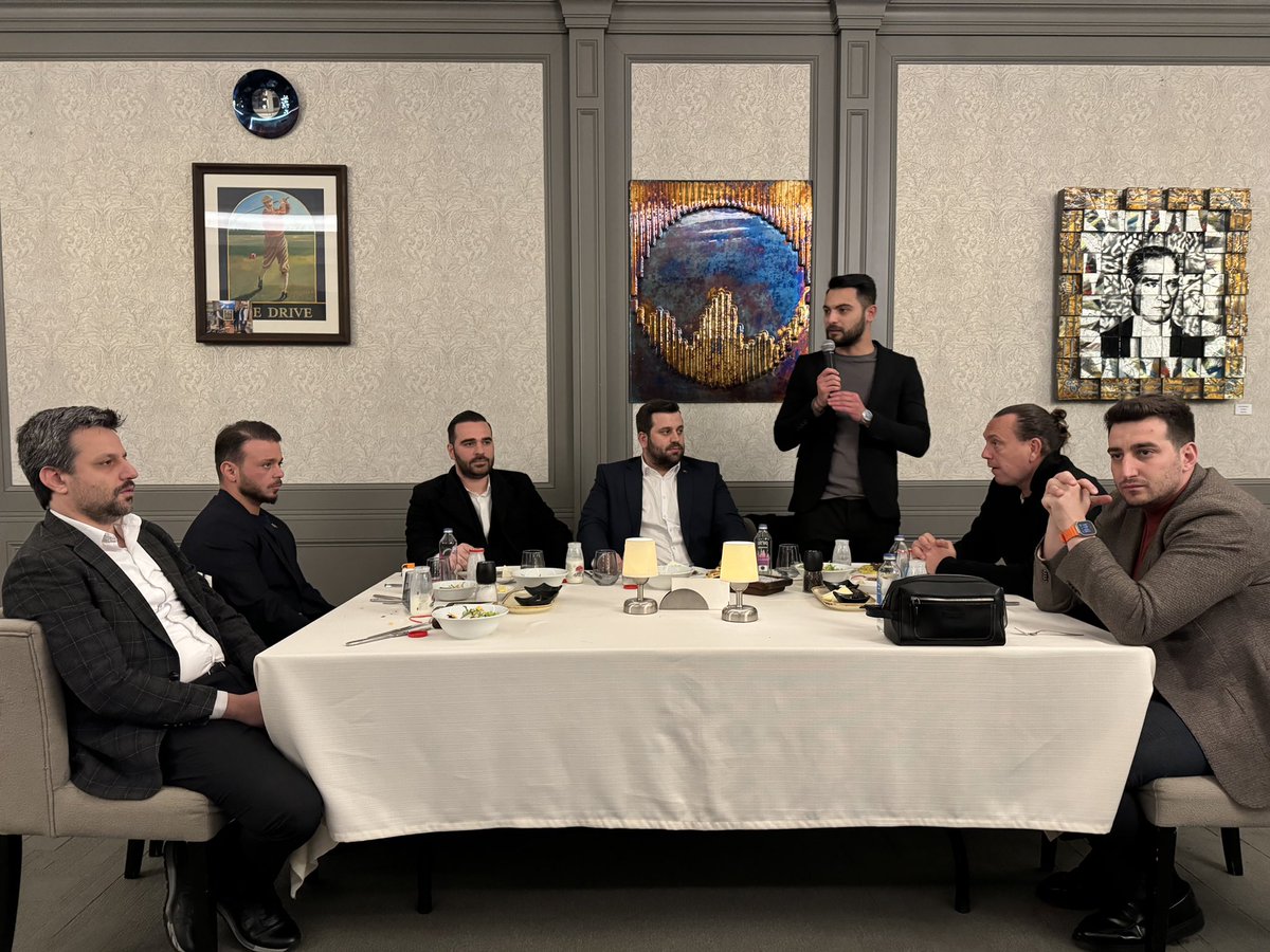 AtasehirAkGenc's tweet photo. 🙌SON 15...

31 Mart yerel seçimlerinde Ataşehir'de görev yapacak olan okul sorumlusu arkadaşlarımızla iftar yemeğinde bir araya gelerek,   seçim günü yapacaklarımızı paylaşarak, istişarelerimizi gerçekleştirdik. https://t.co/LHlbQZcJnO