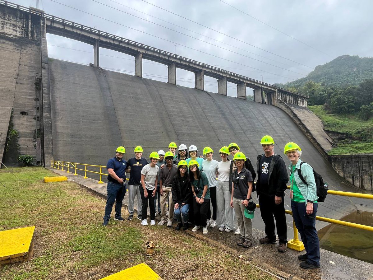 AEE INFORMA | Personal técnico de la AEE recibió a un grupo de estudiantes y profesores de @NotreDame, Indiana en las facilidades de la represa Dos Bocas en Utuado. Como parte de la visita se compartieron datos históricos de la Autoridad, que incluyó el origen y el uso de los