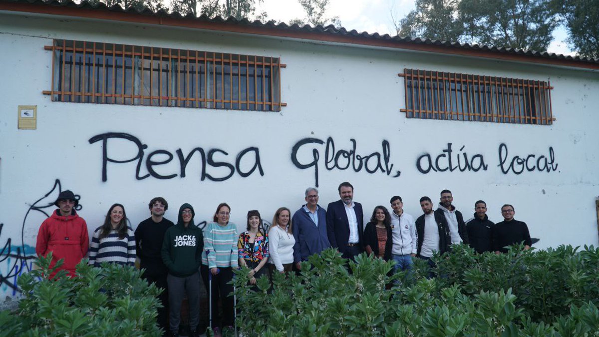 IrenedeMiguelEx's tweet photo. Hoy hemos visitado junto al Secretario de Estado de Infancia y Juventud @rubenperezEU un proyecto de formación en agroecología para jóvenes migrantes en Carcaboso de la @Aso_Educatierra. Proyectos así son los que necesitamos para garantizar integración y futuro. https://t.co/241iJVUllG