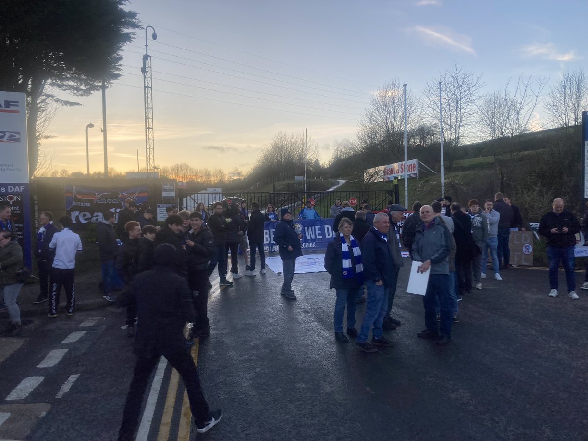 We’re live from Adams Park on @BBCBerkshire now - lots of @ReadingFC fans headed over here to protest against the owner - at Reading and Wycombe. @BBCSouthNews at 6:45. Thanks to all fans who have agreed to talk to us about what’s going on.