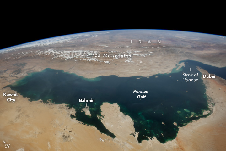NASAEarth's tweet photo. 8 countries, 1 photo 📷 

A @Space_Station astronaut took this photo of the Persian Gulf on Sept. 26, 2023. The Gulf forms part of the border for eight countries: Iran, Iraq, Kuwait, Saudi Arabia, Bahrain, Qatar, the United Arab Emirates, and Oman. 
https://t.co/3YtXZmpDqv https://t.co/GXoofh4np6