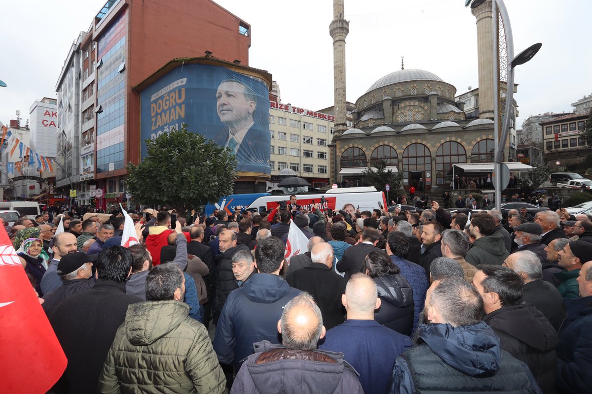 Rize’de Şeyh Camii’nde Cuma namazı çıkışında ve partimizin standını ziyaretimizde vatandaşlarımızın yoğun ilgisine ve teveccühüne mazhar olduk.