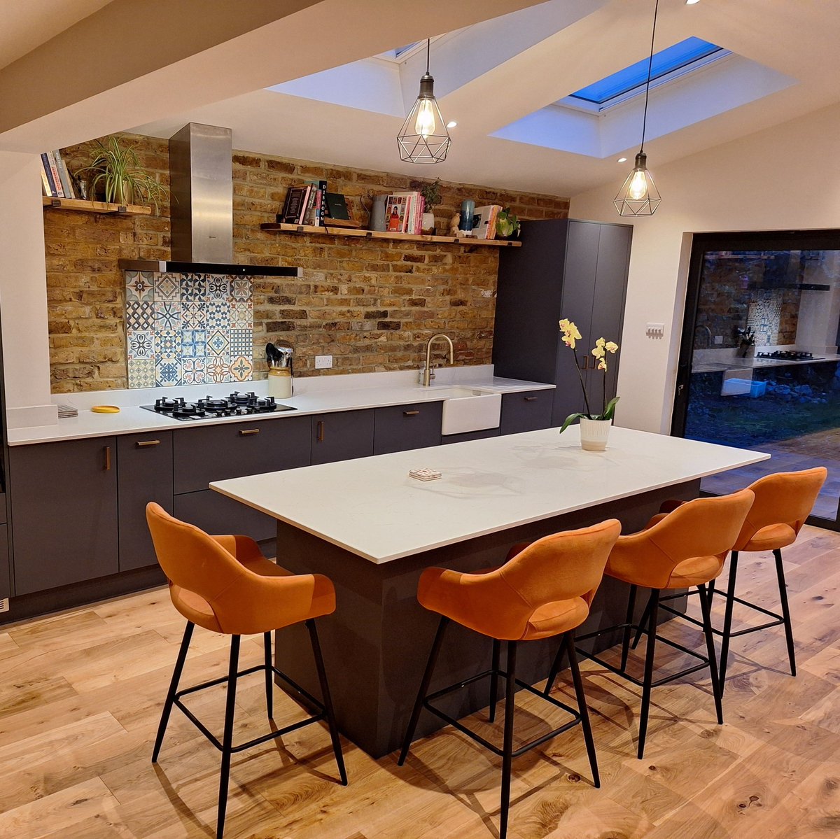 Transform your kitchen into a versatile hub with the magic of kitchen islands! 🍳✨ From casual dining to a breakfast bar and a gathering spot for family and friends while the chef works their culinary magic – experience the ultimate in kitchen versatility. ⁠