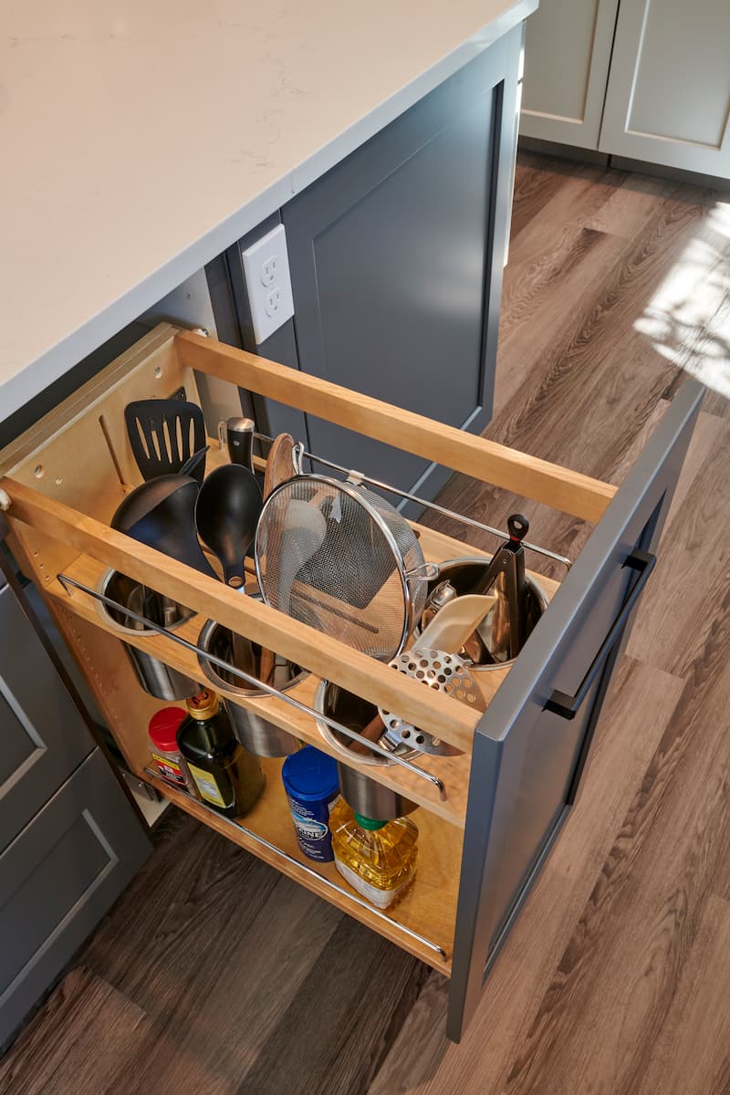 CRDdesignbuild's tweet photo. Utensil organization made easy! ✨🍴 We love this unique pull-out drawer design with ample storage for all your kitchen essentials! 

#CRDDesignBuild #SeattleDesignBuild #SeattleKitchenRemodel #KitchenRemodel #KitchenOrganization #UtensilDrawer https://t.co/1bG0TPQk4G