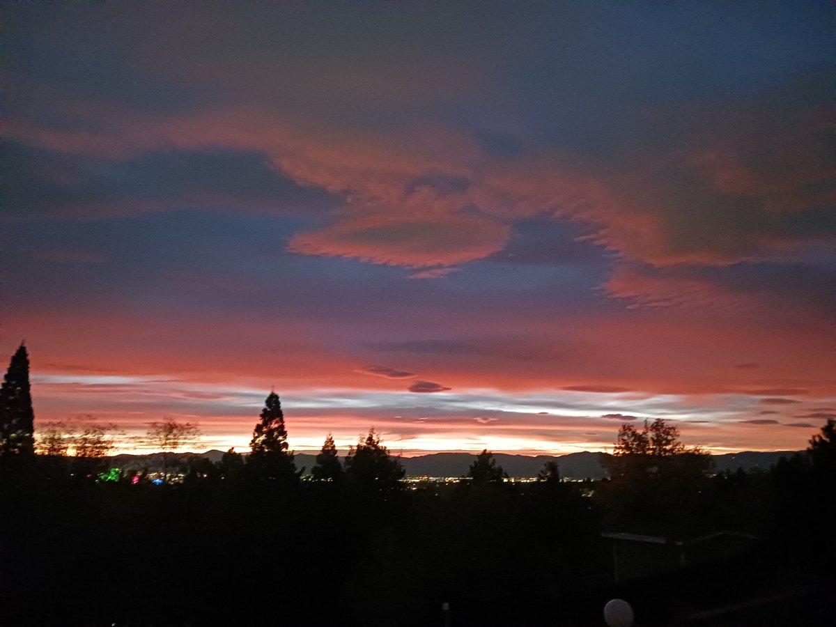 rrobertrob1's tweet photo. Sunrise in Reno, Nevada, USA https://t.co/44zW4fHe9M
