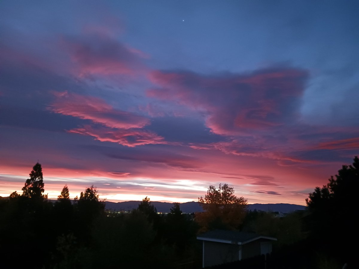 rrobertrob1's tweet photo. Sunrise in Reno, Nevada, USA https://t.co/44zW4fHe9M