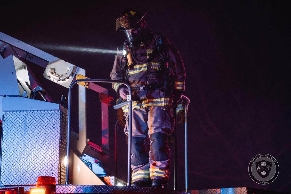 FirstResponseP1's tweet photo. VFR crews working mutual aid at an absolute JOB in Richmond Hill on Monday night ๐ฅ๐จ๐ฆ
โข
โข
#vaughanfire #vfrs #vaughanfireandrescueservice #firstresponsephotography #firefighterscanada #richmondhill #yorkregion #ontario #canada
@RHFES @VaughanFire @ff4vaughan https://t.co/D6sEJbgm3o
