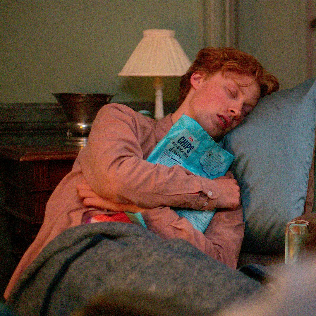 NetflixNordic's tweet photo. i just want someone to hold me like Henry holds his chips https://t.co/wh1DPyoOYT