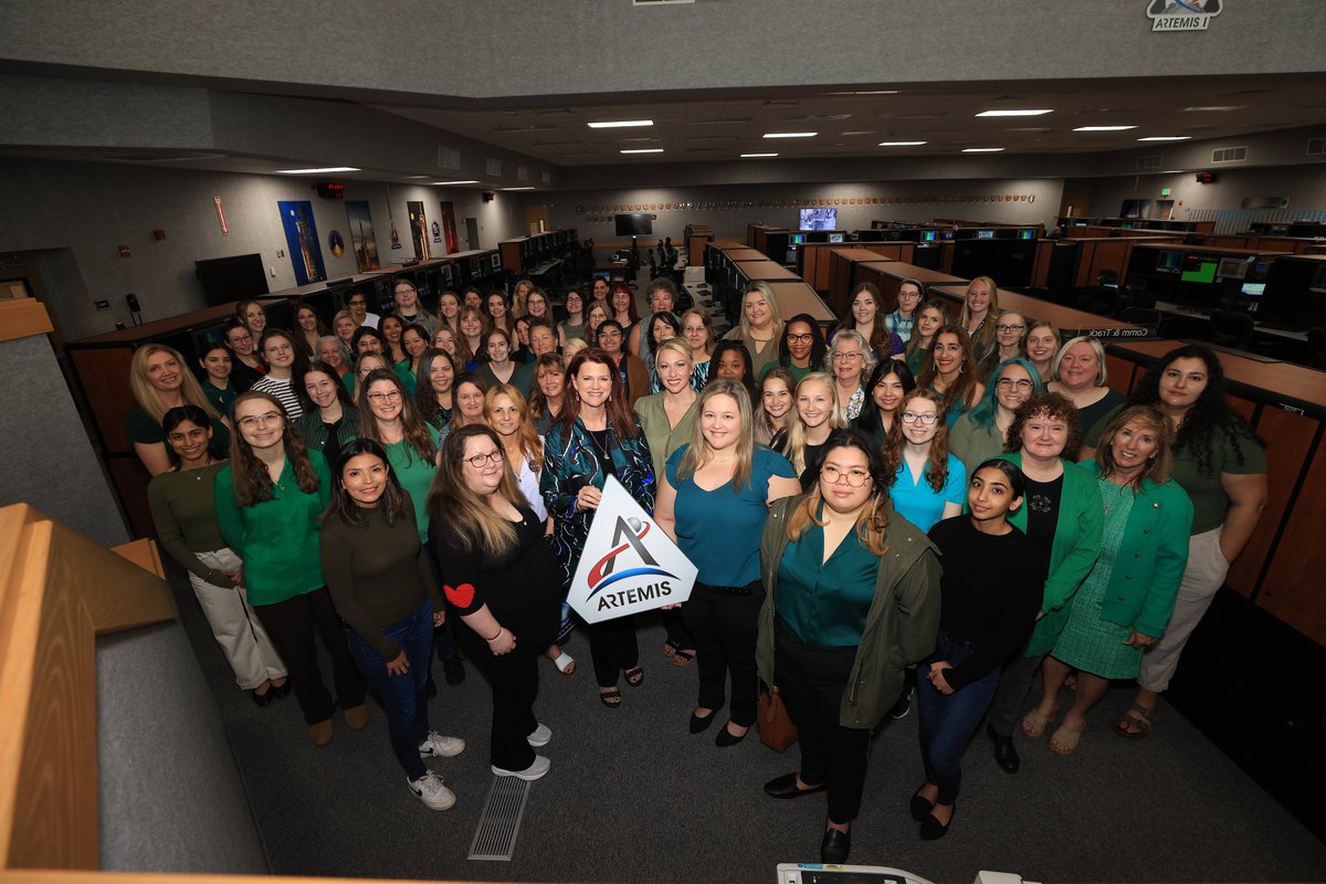 Happy Women's History Month and Saint Patrick's Day from our @NASAArtemis launch director Charlie Blackwell-Thompson and the ladies of launch control, who are 'green-for-go'!! 🚀🍀