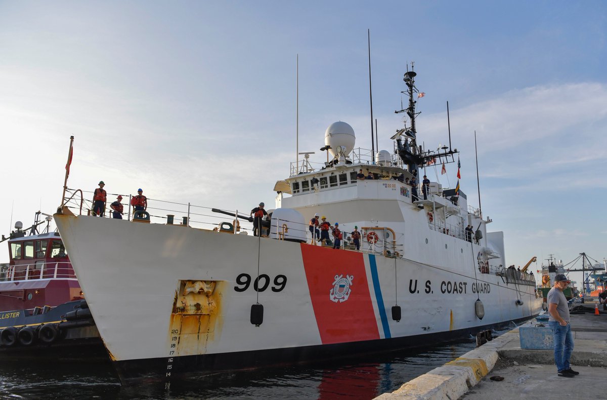 #DrugBust ❌❄️ #USCGC Campbell’s crew offloaded 3,706 lbs of illegal narcotics worth approx. $52,688,300 and 27 suspected smugglers in Fort Lauderdale, FL, yesterday, March 14. This offload was the result of interdictions in the Eastern Pacific and Caribbean Sea. ⚓️🤝🛟 #Drugs