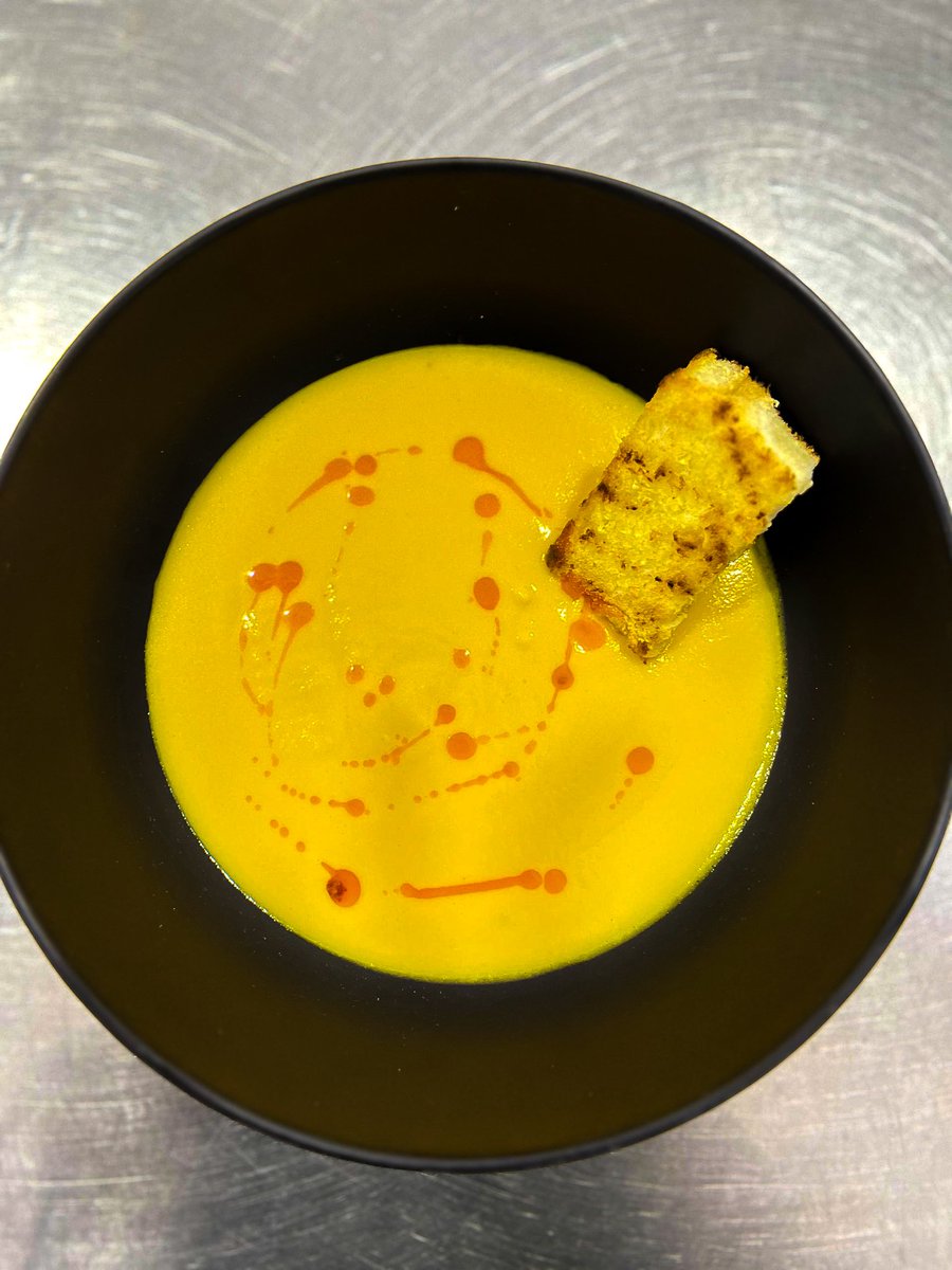 Carrot soup/Croutons/Chili oil
.
.
.
.
.
.
.
.
#chefsegra #chef #foodie #foodporn #carrotsoup  #carrot #chilioil #croutons #garlicbread #soup #soupseason #comfortfood #chili #lunch #dinner  #plating #platingfood #explorepage #explore