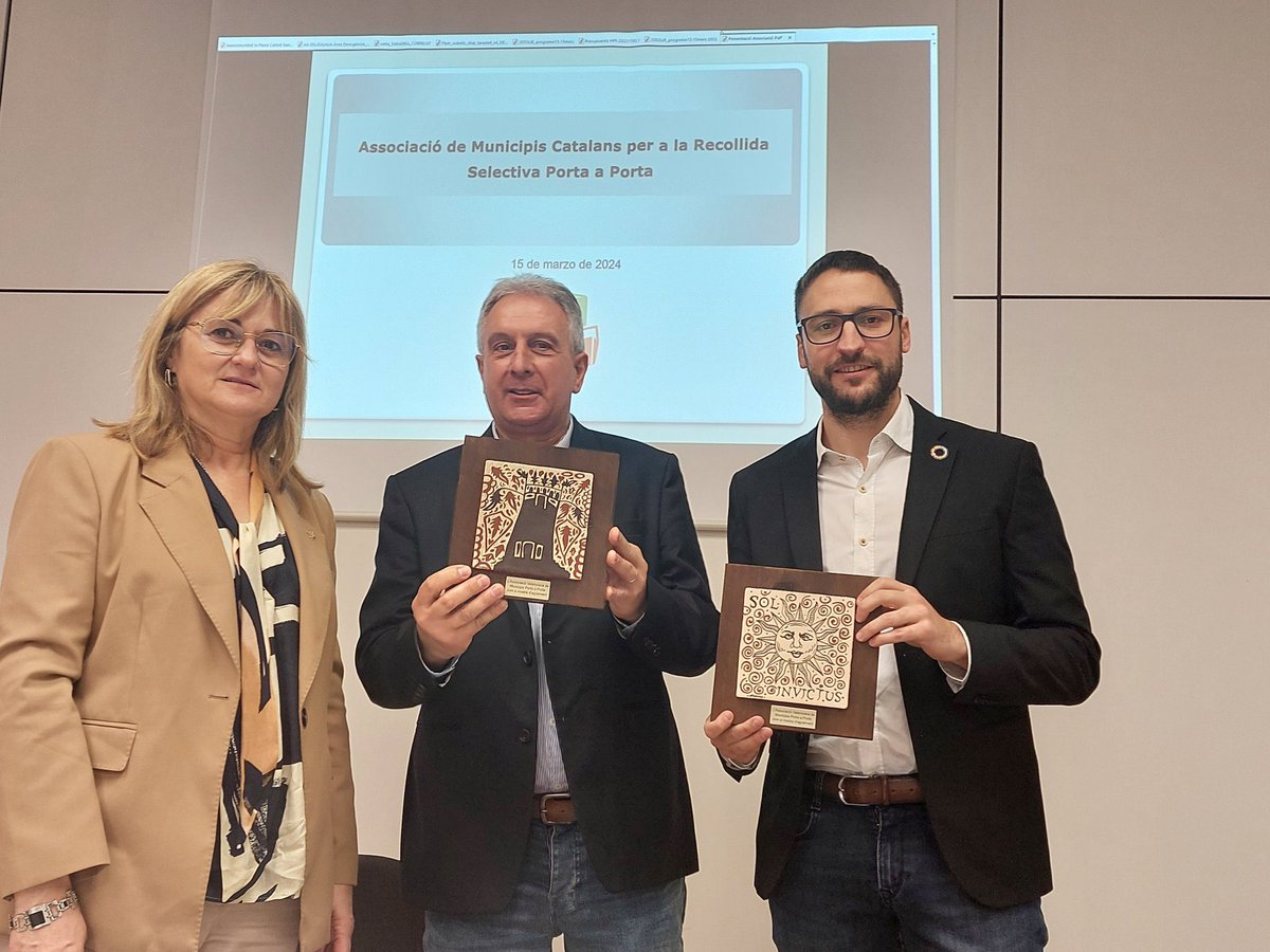 Mancoplana's tweet photo. ♻️ Expliquem el sistema de recollida porta a porta de la #Mancomunitat com un model referent a representants tècnics i polítics del País Valencià.

✅ L’associació @Porta_a_Porta ens hi ha acompanyat en el marc del #25Tour organitzat per @spora2003 i @entorna3.

#FemFutur🌱 https://t.co/u2TcZDEckN