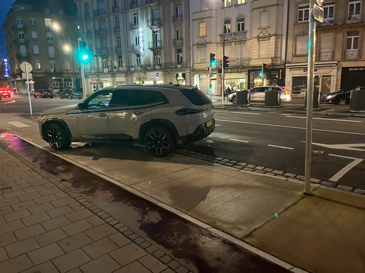 Loic_Nicklaus's tweet photo. Piste cyclable.
Place de stationnement réservée aux handicapés.
Mais warnings d’immunité.
Impunité totale et généralisée à @VilledeMetz https://t.co/ZoHkE7YUdF