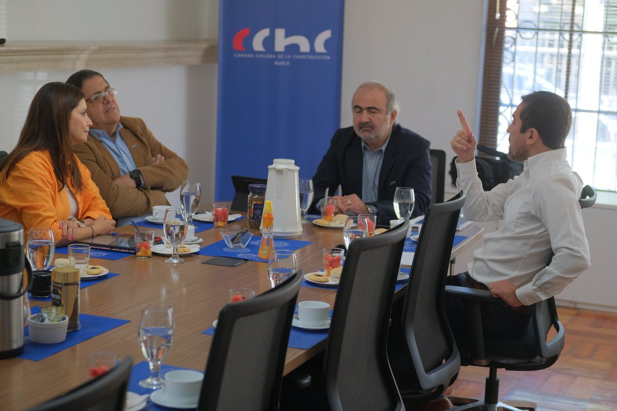 CChCChillan's tweet photo. 🔴El pdte. de la #CChCÑuble, Ricardo Salman, y el past pdte, Jorge Figueroa, recibieron al diputado Cristóbal Martínez, para organizar la agenda de temas de interés para el gremio de la construcción que se puedan trabajar durante este 2024 en el Congreso. https://t.co/QP8LoFqI3s