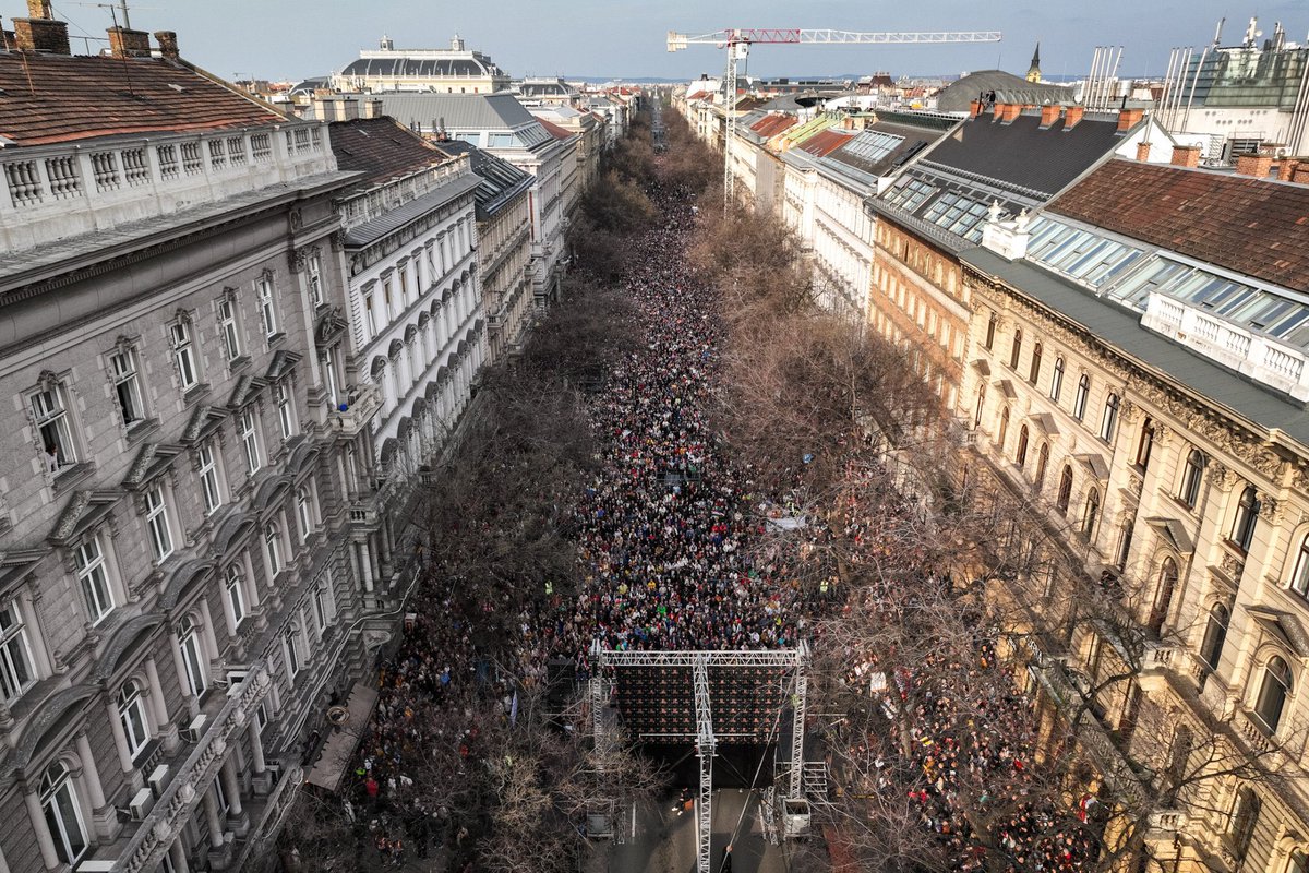 ForeignpolicyWB's tweet image. The people of Hungary have had enough of Orban, the Hungarian dictator. The people want Hungary to remain a modern European state and not a Russian satellite state.

Massive support for the opposition in Budapest.