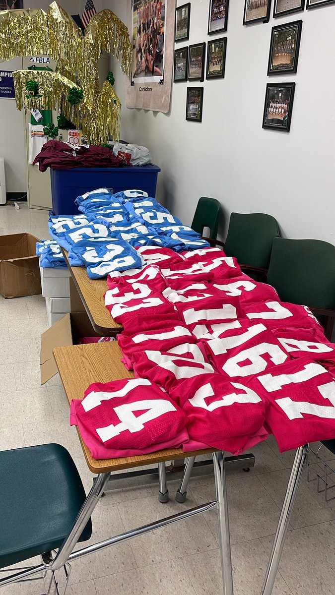 Powderpuff players can pick up their jersey and shirt today after school!! Juniors in Room 407, Seniors in Room 408. Players only.
