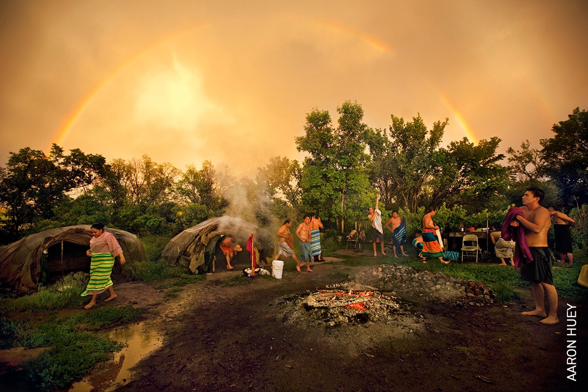 Photo of the Day | The Oglala Lakota people of the Pine Ridge reservation in South Dakota emerge from steaming Inipi, or purification lodge, after intense communication with the spirits, June 2012. By @aaronhuey, included in the #TiesThatBind exhibition: worldpressphoto.org/exhibitions/hi…