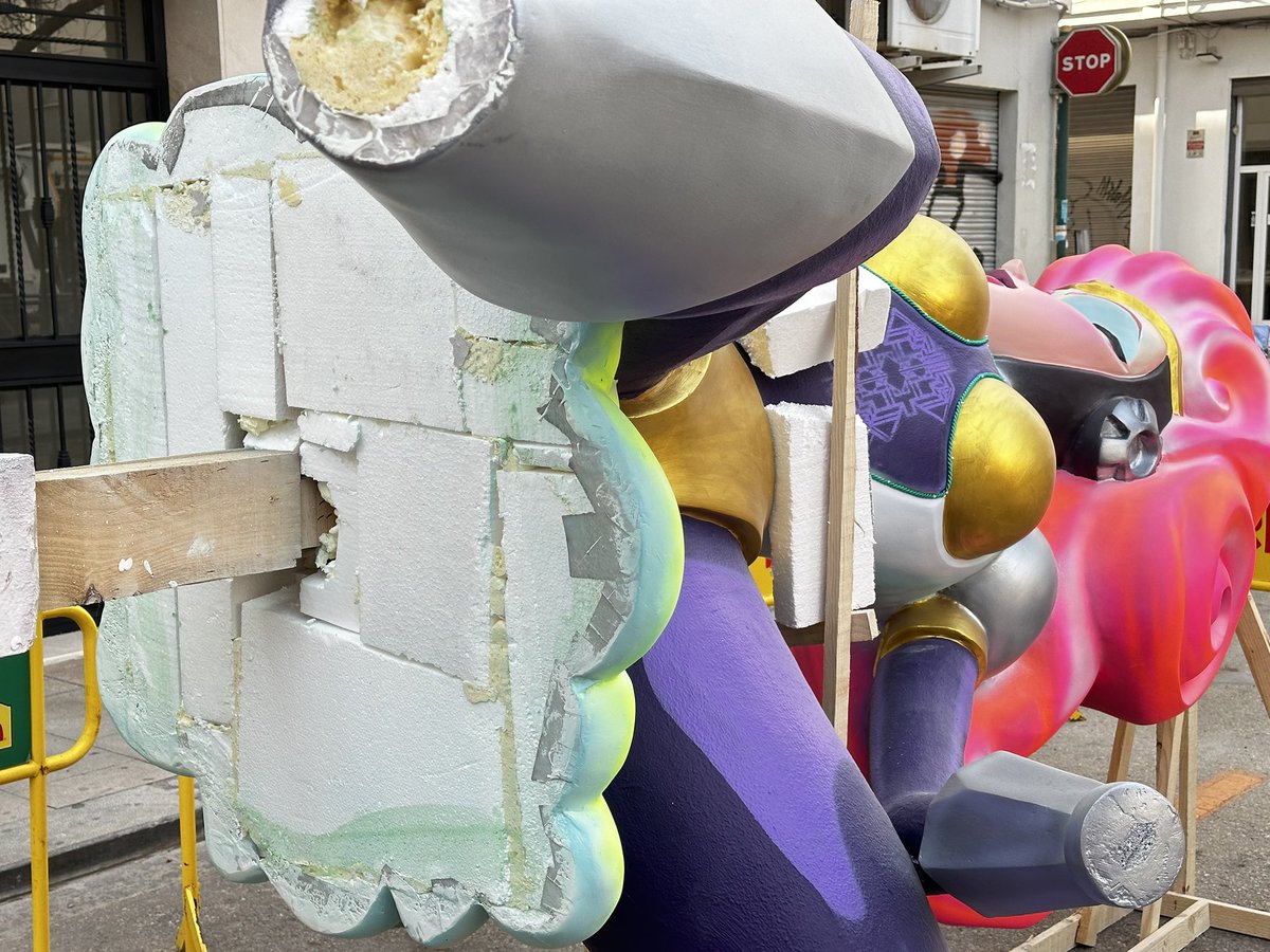 pacolonso's tweet image. #REPENSARLASFALLAS: Poliestireno Expandido o EPS es el material con el que están construidas la mayoría de Fallas. Los gases que se liberan al quemar EPS permanecen en el ambiente durante años, causando problemas pulmonares, aparte de otros síntomas a corto plazo. #reflexion