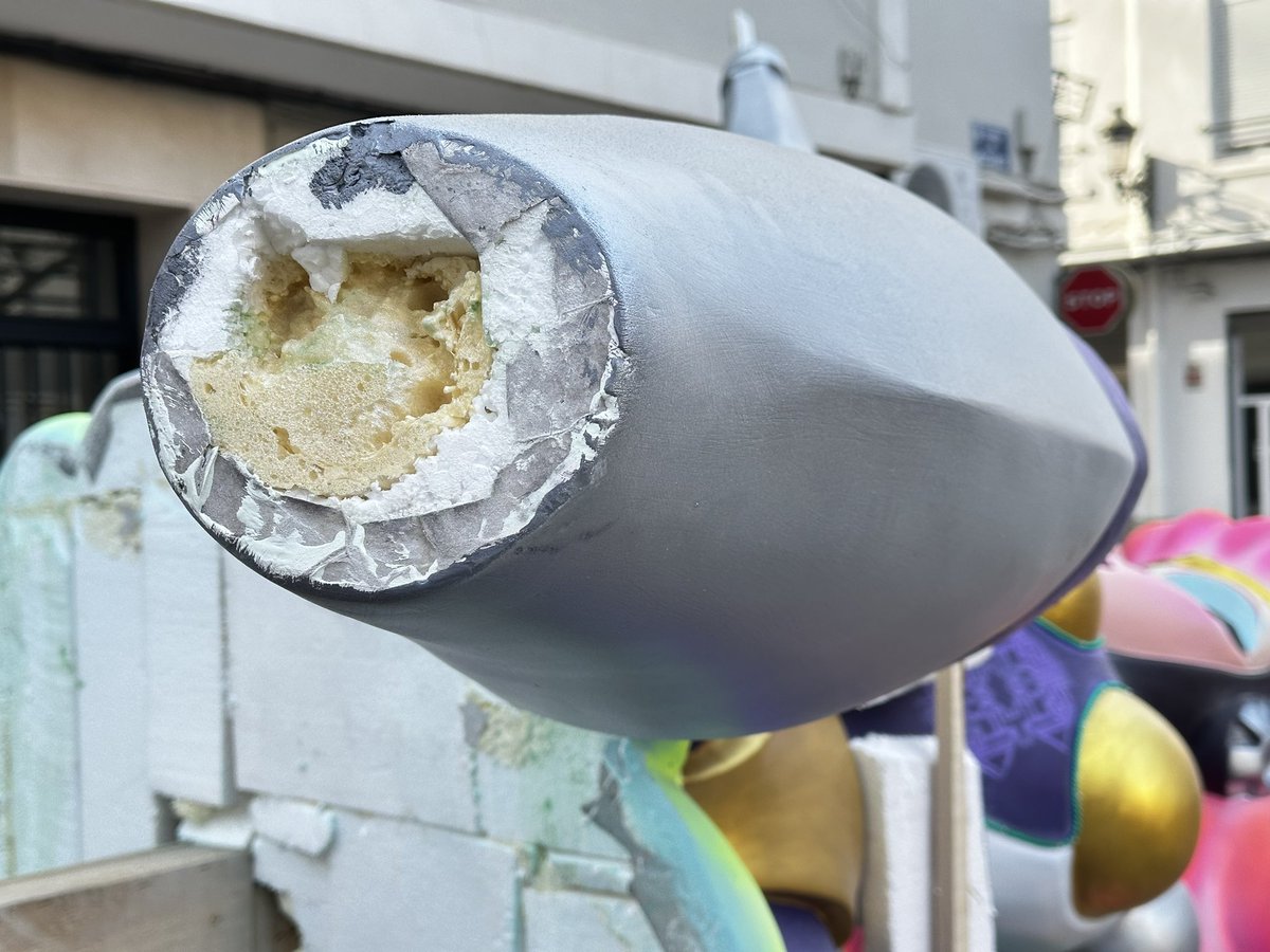 pacolonso's tweet image. #REPENSARLASFALLAS: Poliestireno Expandido o EPS es el material con el que están construidas la mayoría de Fallas. Los gases que se liberan al quemar EPS permanecen en el ambiente durante años, causando problemas pulmonares, aparte de otros síntomas a corto plazo. #reflexion