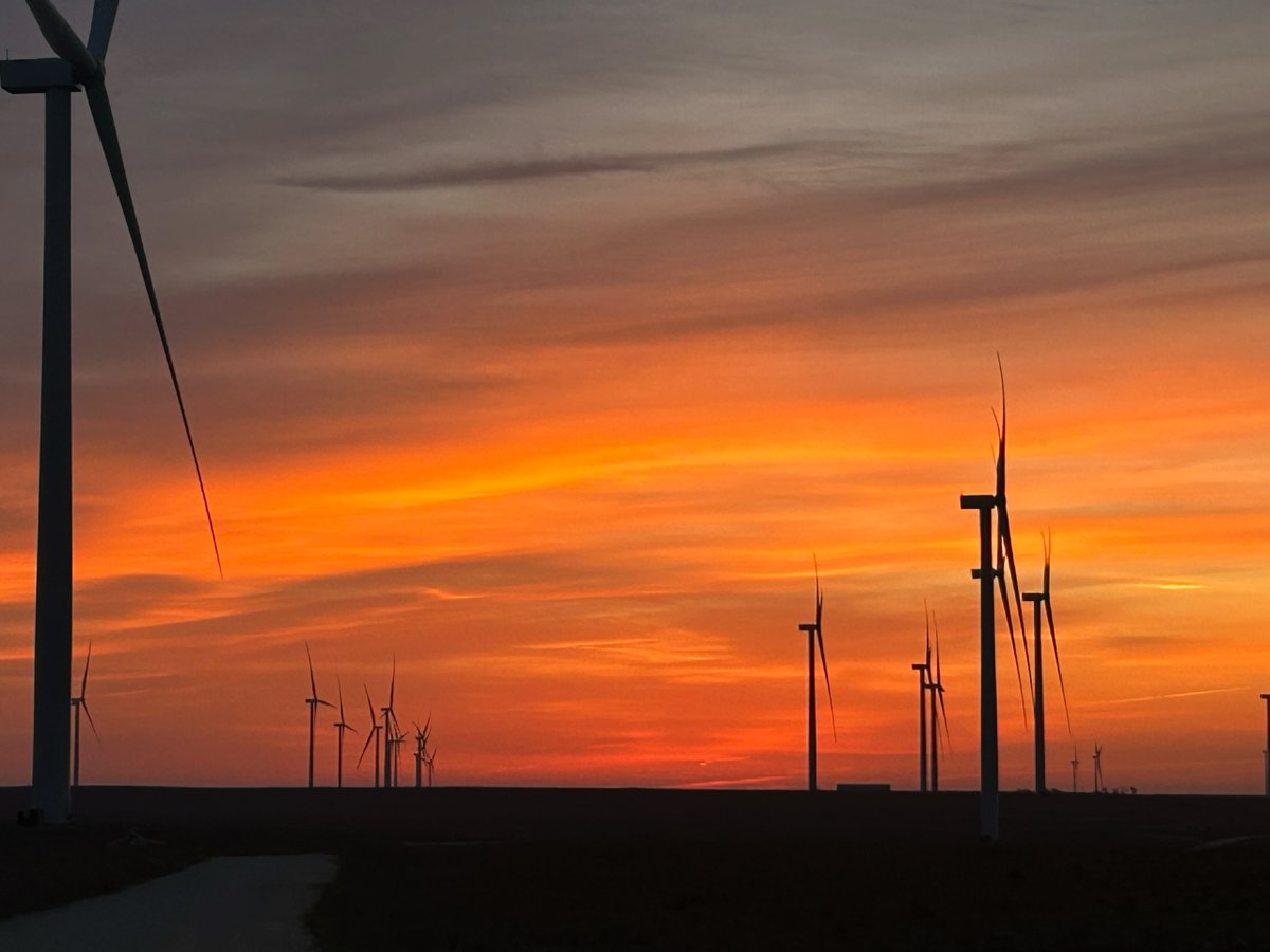 Oklahoma sunrises are breathtaking, as evidenced by this stunner at our Diamond Spring wind site! Beyond the beauty, Diamond Spring produces energy for Walmart, Starbucks and Smithfield Foods through power purchase agreements.