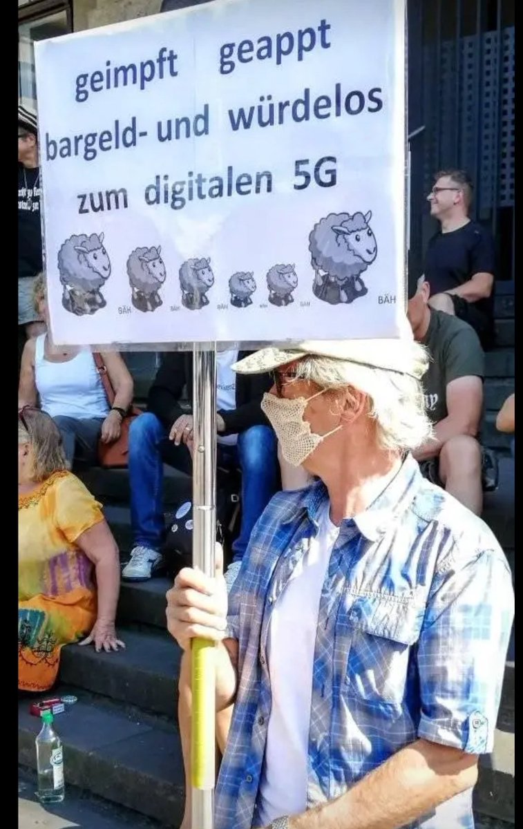 QuerdenkenRE's tweet photo. Weil der Schwurbel zurück nach #re1603 kommt. Samuel Eckert bei Fernsehrichter Holt. 2020 auf der Rathaustreppe in #recklinghausen https://t.co/ExqprbB1QO
