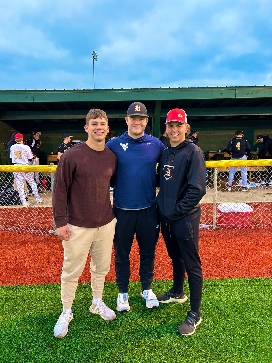 Big thanks to these 3 UHS Baseball legends for supporting the squad tonight!