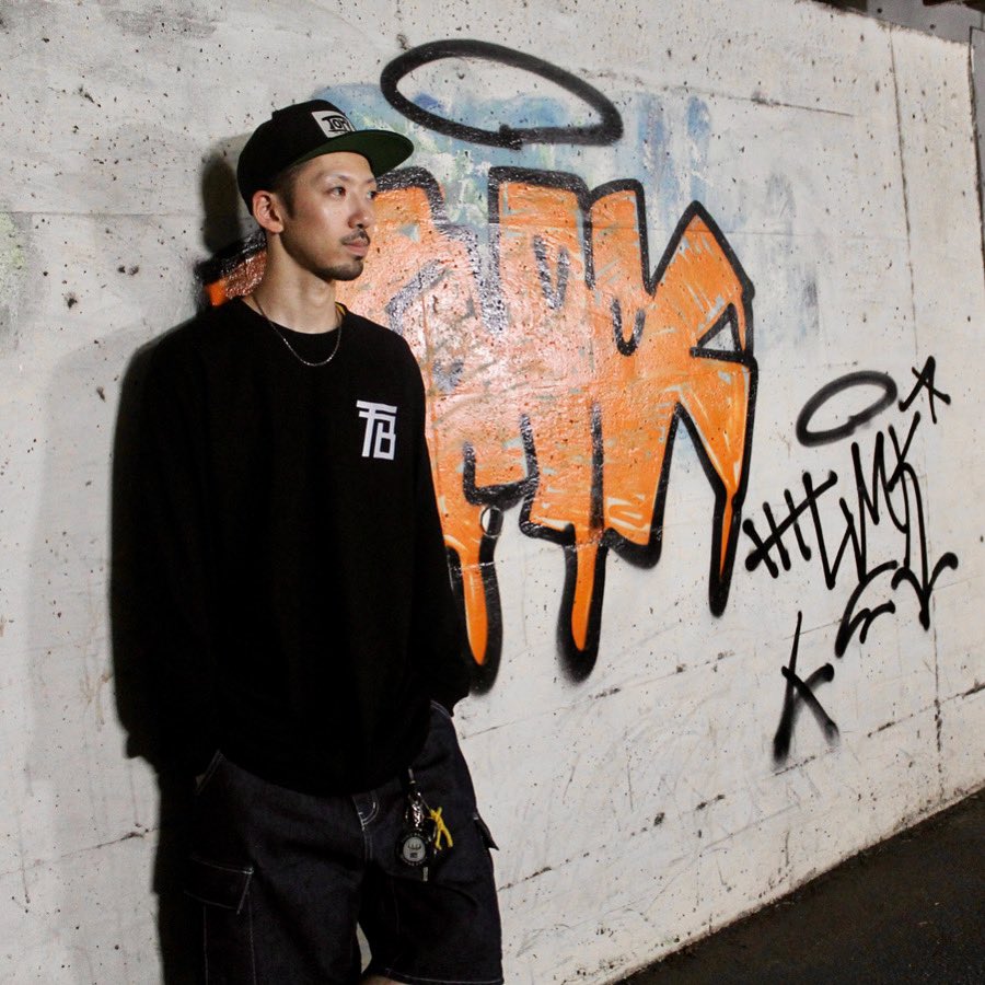 TORYBRAND048's tweet photo. 【TORY TEAM LONG T-SHIRT】
color : BLACK  size : M , L , XL
フロントの胸位置にはTORY BRANDの頭文字 " TB "
バックにはブランドコンセプトと背番号をセットしたチームTシャツ

モデル : 170cm  BLACK / XLサイズ着用
https://t.co/gD6N8bZ2aT https://t.co/rbpPiQYaqk