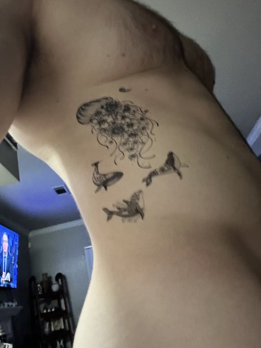 1 pic. Check out my new ink ?? https://t.co/EiSj6Rrs5D