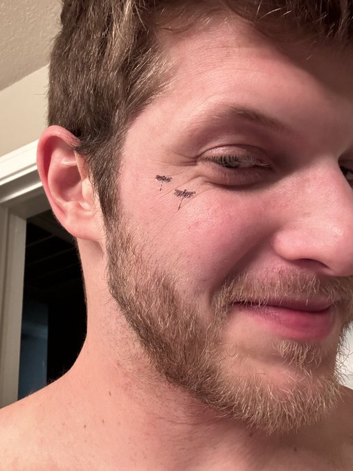 3 pic. Check out my new ink ?? https://t.co/EiSj6Rrs5D