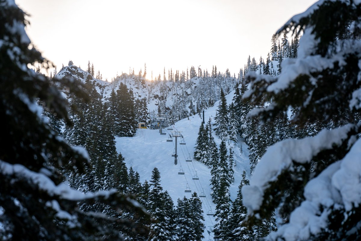 Get out your sunscreen and Hollywood shades, because it’s going to be warm and sunny for our final weekend of night operations. Read more about what to expect from Vince: blog.stevenspass.com/stevens-pass-u…