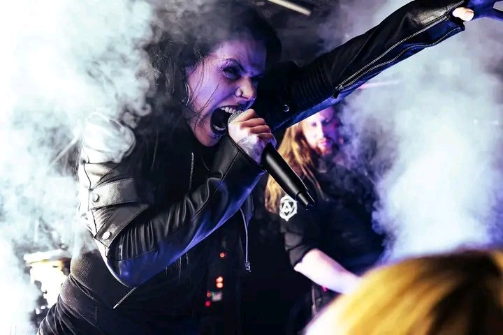 DEGGIAL15's tweet photo. 23.03.24 DE – Hamburg / bahnhofpauli *
* w/ Dymytry
+ w/ Böse Fuchs
📷 metal_health_photography
#tour #tourlife #femalescreamer #vocalist #metalscream #metalheadcommunity #dymytry #hiraes #bösefuchs #melodicdeathmetal #metal napalmevents https://t.co/1Wfr73nvhw