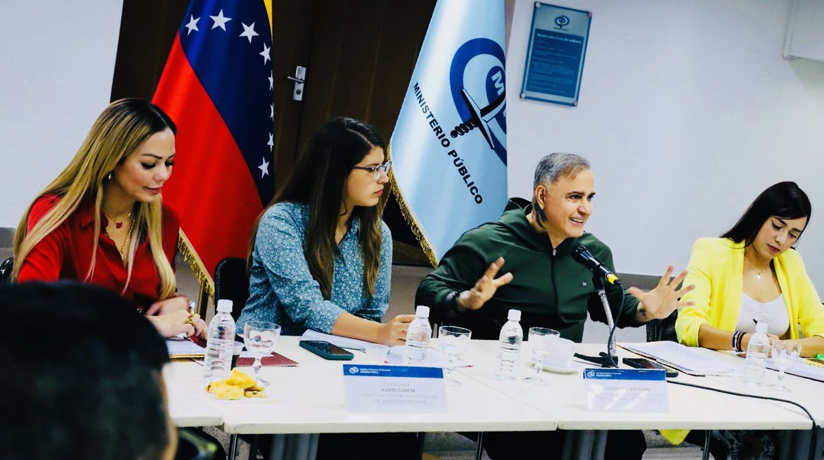 TarekWiliamSaab's tweet photo. #HOY… 

en la sede del @MinpublicoVEN realizamos una excelente reunión de trabajo como parte de la #ConsultaPública para aprobar en segunda discusión la #LEY de protección #Animal:

Ello conjuntamente con la Segunda VicePresidenta de la @Asamblea_Ven America Pérez y diversos organismos nacionales que mantienen políticas publicas en defensa  de nuestra fauna y medio ambiente