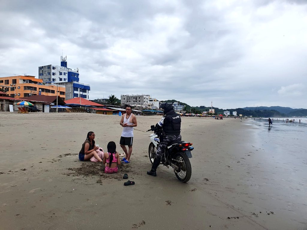 PATRULLAJES PREVENTIVOS Y CONTACTO TURÍSTICO

Son ejecutados en Atacames, #Esmeraldas, a fin de garantizar la seguridad ciudadana a turistas nacionales y extranjeros. 

#PrevenciónSituacional
#TrabajamosPorTuSeguridad