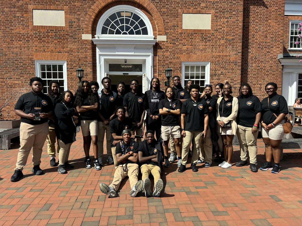 Dunbar SWAAG takes on <a href="/UVA/">UVA</a> ♥️💛