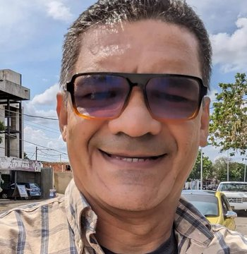 InforTvenezuela's tweet photo. Armando Sarmiento, miembro de Brolleros TV, fue detenido por funcionarios de la la Policía Nacional (PNB) en Coro,estado Falcón, tras criticar la gestión de Nicolas Maduro. 
El Tribunal Segundo de Control a cargo del juez Diego Pinto dictó privativa de libertad por "instigación al odio".
Armando Sarmiento, es creador de contenido y por este vídeo donde entrevista a un señor y hace estas preguntas son las razones de su detención.
