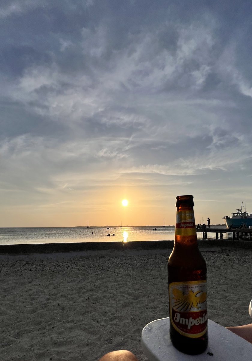 Un atardecer bonito en Utila y se te reinicia la vida ♥️🌴